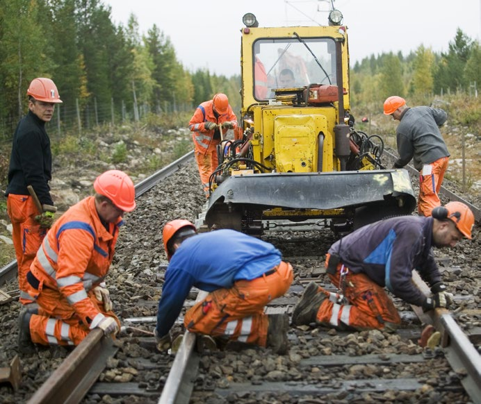 Spåret en del av ledningssystemet Spåret ingår som en del av strömmens returkrets för både BT-systemet och AT-systemet.