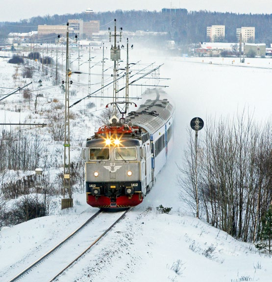 Växelvärme Snö och is i spårväxlar kan förorsaka tågstörningar. För att förhindra att snö och is packas i spårväxlar är samtliga fjärrstyrda växlar försedda med elvärme.