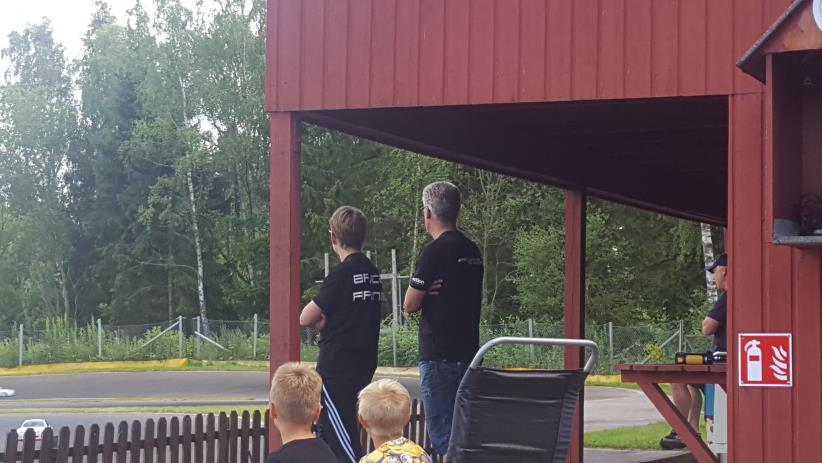 svårt att hålla honom bakom mig men tänkte iallafall inte ge bort något till honom, dock efter ett misstag på det 6e varvet hade jag inget annat val utan släppte om honom och bevakade sedan istället