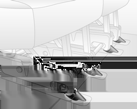 40 Stolar, säkerhetsfunktioner Uttagbara baksäten Demontering I en del varianter kan lastutrymmet ökas genom att de bakre sätena tas ut. 9 Varning Borttagbara baksäten är tunga!