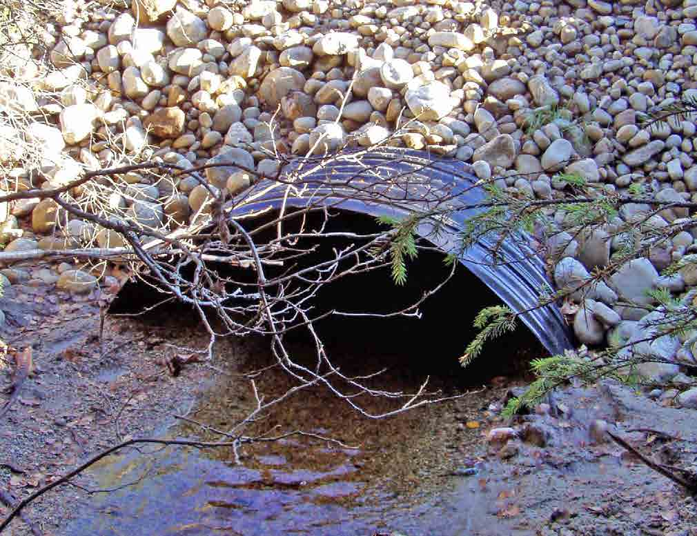 -Fäbodbäcken- Fäbodbäcken ild. Vägtrumma ca en kilometer uppströms mynningen. rumman utgjorde vandringshinder av lättare karaktär. ild 2.