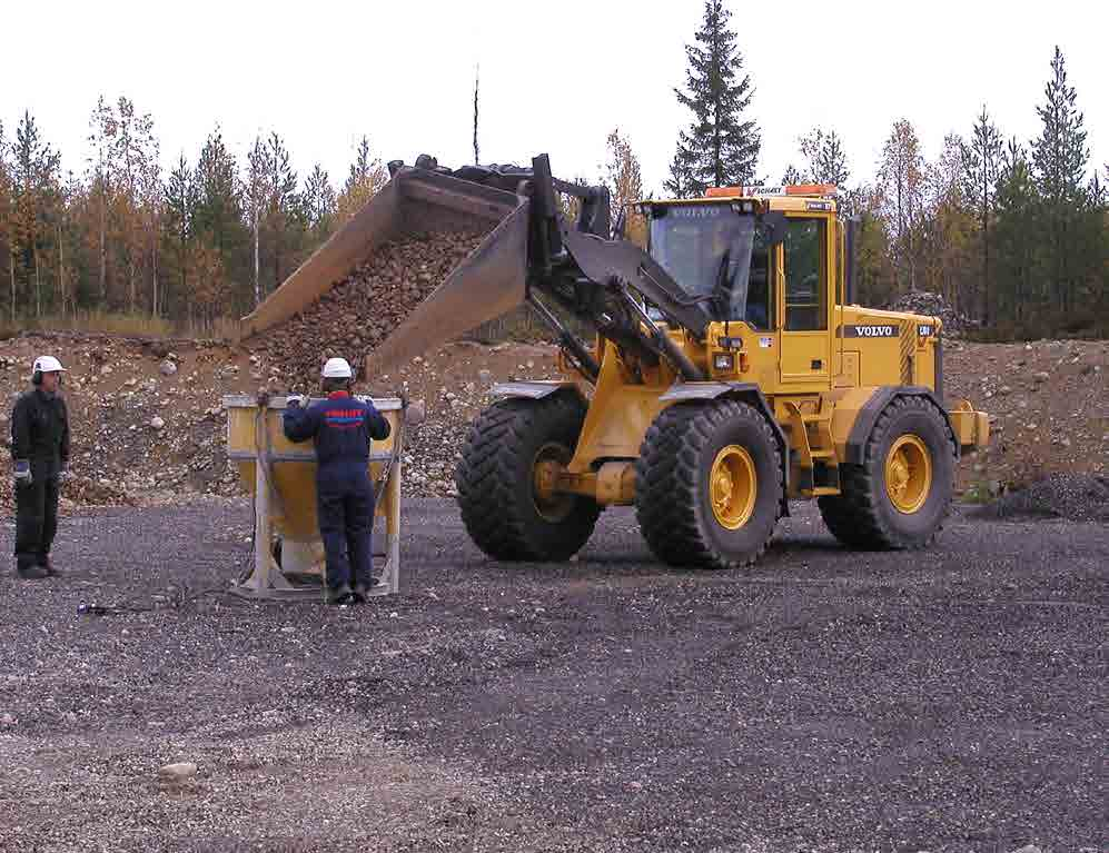 -Hörnån- Hörnån ild 5 ild 6 ild 5-7. Under 4-5 genomfördes ett projekt med syfte att bygga nya lekbottnar för havsöring i Hörnån. ild 5 visar påfyllning av grus i en betongbasker.