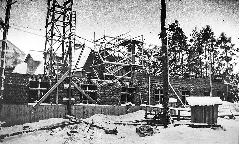 1944 var det så dags för ytterligare en skolbyggnad att uppföras, i tegel. Nu var arkeologen Erik Floderus på plats och undersökte en hög och fyra stensättningar.