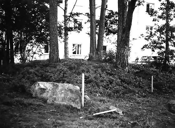 Stensättning 32 med ben efter människa, får/get och hund Foto: Alf Nordström Stensättning 23 (Ben efter människa och hund) Foto: Alf Nordström Högen 30 på baksidan av den nya skolbyggnaden Foto: Alf