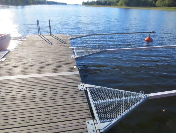 3 3. Yttre omständigheter Väder: Soligt ca + 20 Miljön: Platsen för olyckan är en småbåtshamn. Vattendjupet uppskattas till ca 4 5 meter. Sikten dålig. Satellitbild hämtad från Google Earth 4.