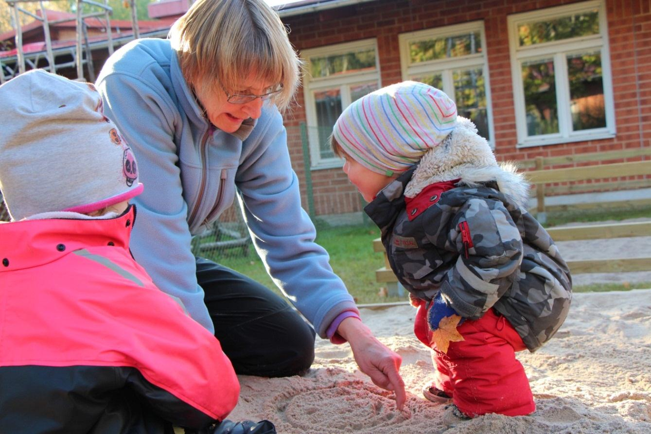 224 37 (74) Skola Barn och unga står för mycket av lusten, livsglädjen och ambitionerna i ett samhälle. Skolan har en viktig roll i att värna den energin.