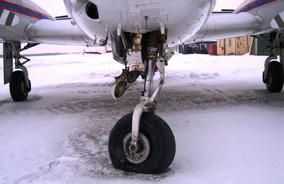 11 Skadat nosställ Efter en första besiktning av flygplanet på banan bärgades det till en flygverkstad på flygplatsen för vidare undersökning. 1.