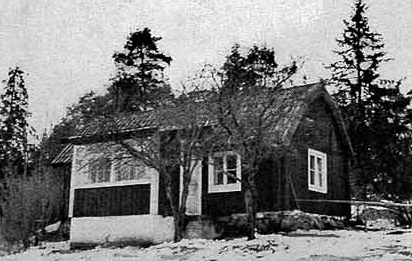 I Gillets ny utkomna bok om tvättandet i Haninge under 1900-talet berättar hon i en intervju från 1981 om sin ungdom på föräldratorpet Skärsvik i Jordbroskogen.