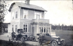Örnsberg där den numera nedlagda byggmarknaden ligger. Spargelsborg, Håga 3 eller Nödesta 1:15, 1923 I den bakre T-Forden syns Konrad vid ratten och hustrun Hilma stående bredvid.