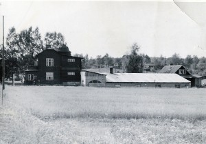 Hustrun avlider 1957 och Konrad år 1962. Samtliga söner är avlidna 2015. Spargelsborg på 1950-talet. Bilden från norr, i bakgrunden t.h. syns taket på Sunnebo som ägdes av detektivkonstapel Ahlborg.