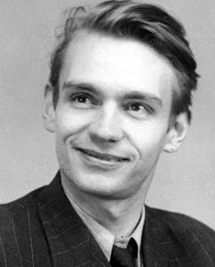En del värnpliktiga blev 1943 uttagna för utbildning till skrivbiträden vid Int 1. Bland dem var den nittonårige anarkosyndikalisten Stig Dagerman.