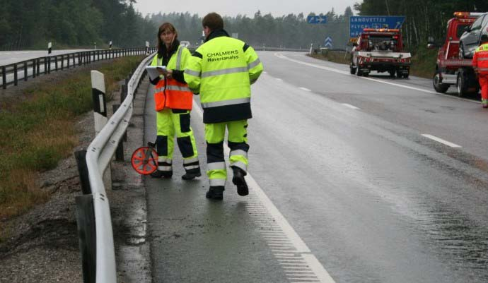 Datainsamling på olycksplatsen Kontakt med räddningsledare, förare, vittnen, polis m.fl för att få beskrivning av olyckan samt kontaktuppgifter till inblandade.