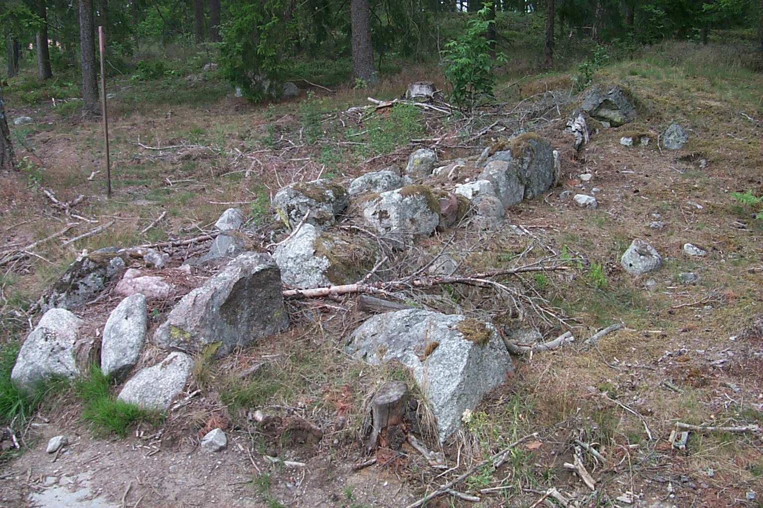 Bild 1 och 2, stenkonstruktioner i området Sandvreten: den övre bilden (foto: 4865) visar rester efter en torpgrund (motsvarar G i fig.