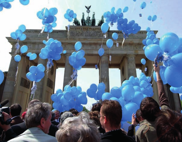 5Europa utvecklas EU:s utvidgning Imageglobe EU:s utvidgning firas vid Brandenburger Tor i Berlin.