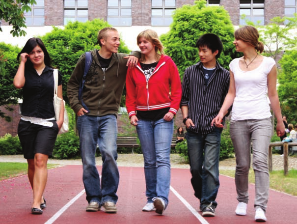 EU i vardagen Hej! Vi heter Alice, Jello, Patricia, Motian och Janette och går på Robert-Jungk-skolan i Berlin, en grund- och gymnasieskola med tysk-polska europaklasser.