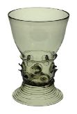 10 Glas Renässans Blått krus Norra Tyskland Blå noppbägare Tyskland 6-kantig blå pokal Centraleuropa 1550-1600-talet Ca. 80 cl Nr 922 Ca. 15 cl Nr 826 Ca. 15 cl Nr 865 Krackelerad bägare s.k. Isglas Murano,Mellaneuropa 1400 - Blå pokal med optikblåst fot Murano, Italien Blått vinglas venetiansk stil Europa, Ca.