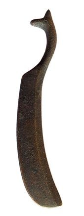 P r o d u kte r Bronskniv med ring Mässing Tåstorp, Friggeråkers socken (senare Falköping). Bronsålder Längd ca. 10 cm Nr S 344 23 1265 1267. Knifvar med skaftet slutande i en ring.