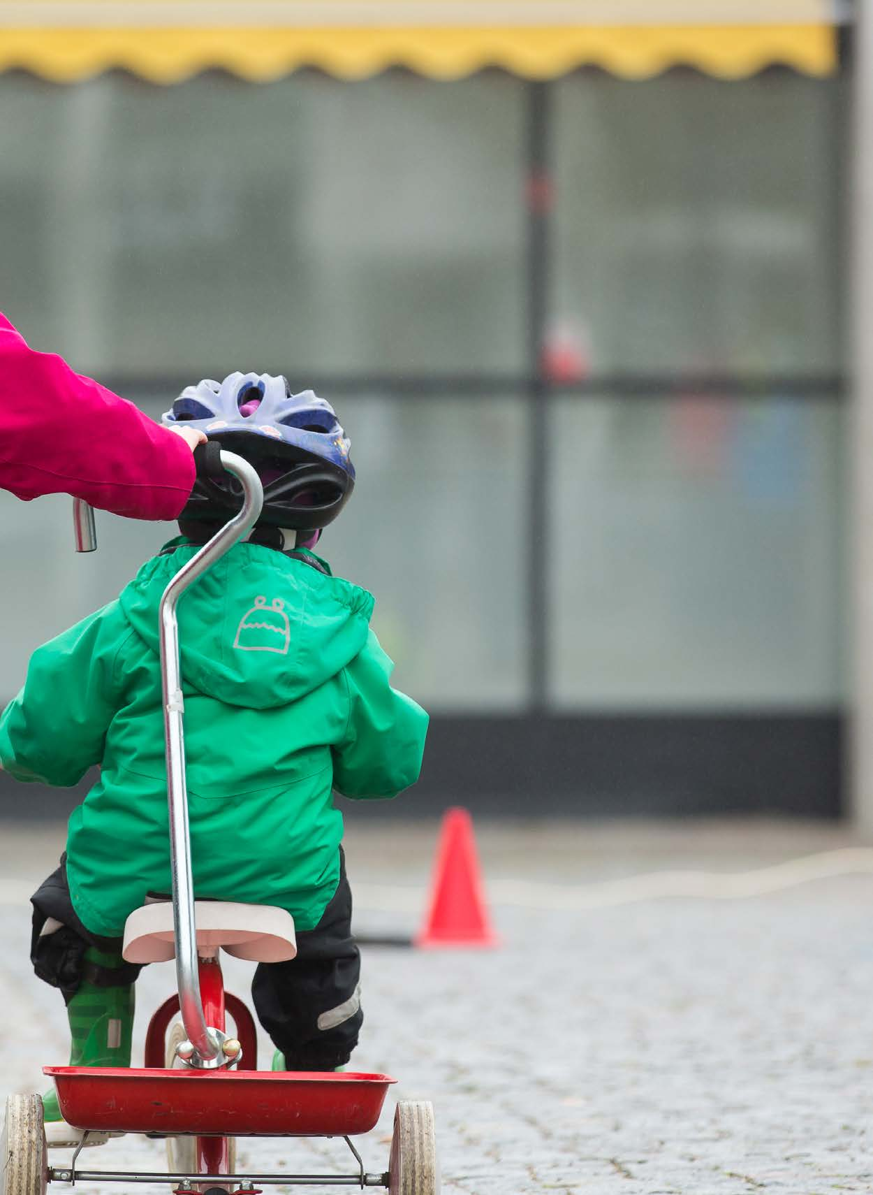 f 50 FORTSATT ARBETE FRAMÅT Vi har nu gett en introduktion till varför vi vill utveckla förutsättningarna för gång- och cykel i vår kommun. Vi har även presenterat våra målsättningar till år 2030.