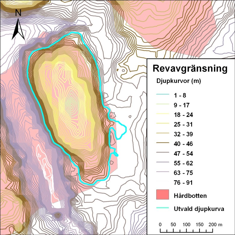 Figur R2: Vänster kartbild: Djupraster med 25 meters upplösning. Höger kartbild: Djupkurvor skapade med djuprastret i vänster kartbild som underlag. Figur R3: Exempel på revavgränsning.