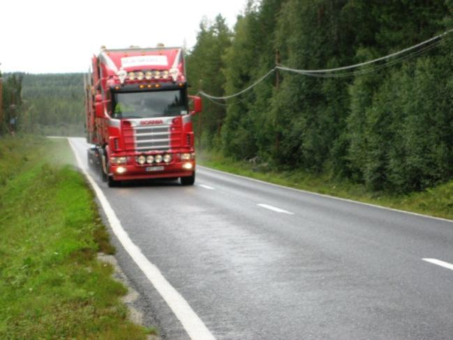 Vinglig väg ger Rock n Roll i lastbil Ormande krängningar.