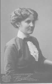 Personblad IV:2:Hb HARRIET Ellen Frederika von ARNOLD Född den 5 april 1893 i Halmstad.