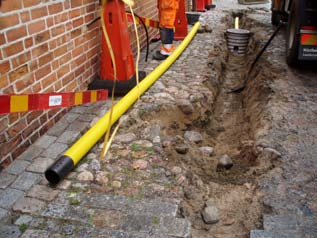 Fig. 3. Schakt A längs med södra sidan av kyrkan. Schakt B var ca 37 m långt och hade ett maxdjup om 0,5 m. De översta 0,25 m bestod av påförda massor.