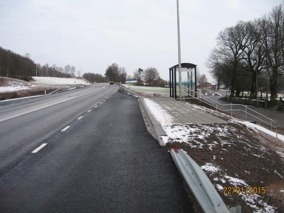 Fyllingeskolan, Halmstads kommun Hållplats Fyllingeskolan ligger på en bussgata i Fyllingeområdet. Bussgatan är 4 m bred med mötesplatser vid hållplatserna.