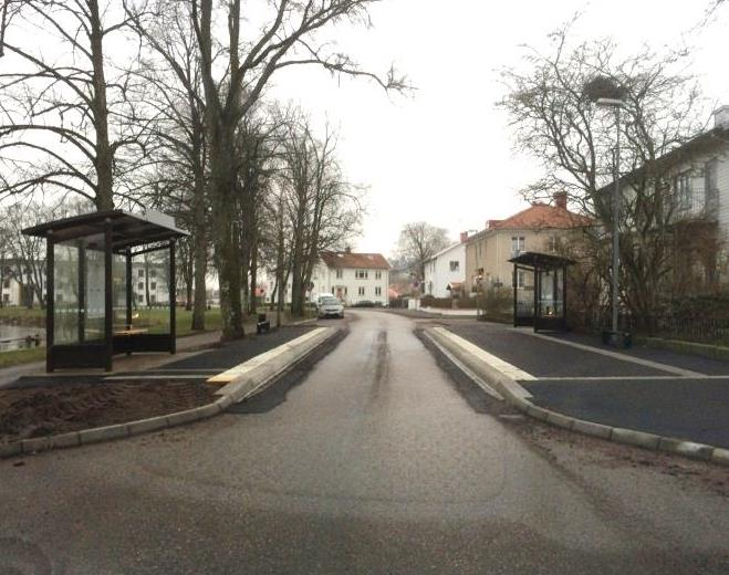 Träslövsläge södra, Varbergs kommun På Västkustvägen vid södra infarten till Träslövsläge har man byggt en cirkulationsplats och precis norr om denna ny tillgänglighetanpassad hållplats.