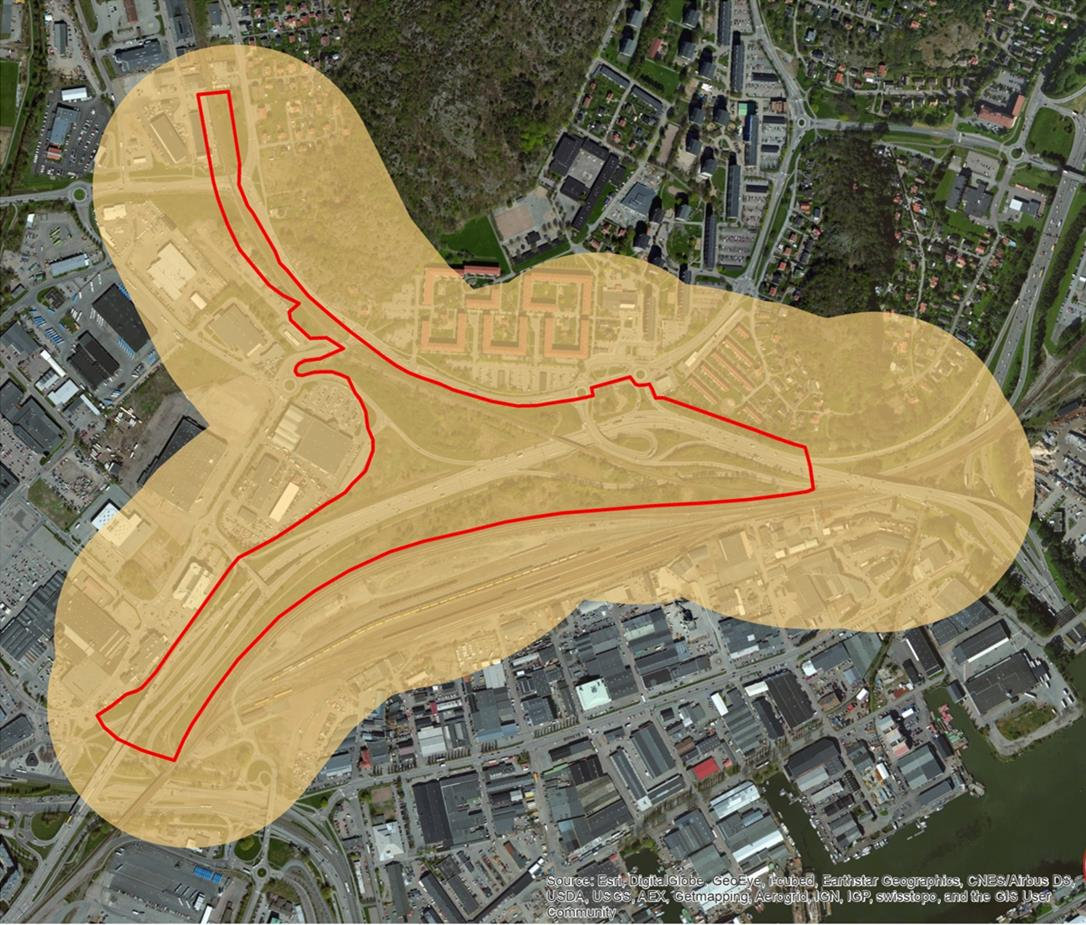 Figur 3 Geografisk avgränsning. Utredningsområdet för väg- och järnvägsplanen har markerats av röd heldragen linje. Bedömt influensområde, d.v.s. område inom vilket påverkan i form av buller, vibrationer eller förändring av luftkvalitet bedöms kunna uppstå.