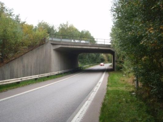 1. Bro i Leråkersmotet Bron är en plattram i betong från 1975, grundlagd på pålar, om totalt 37 meter fördelat på två spann (19,8 +16,8 meter).