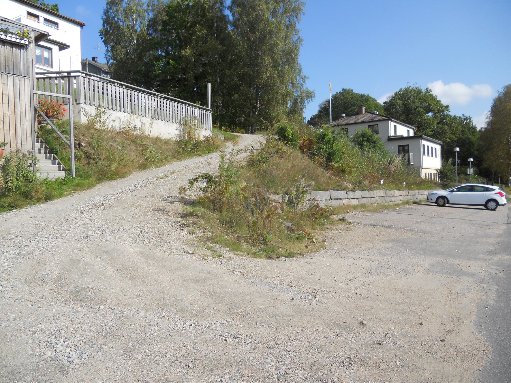 PLANERINGSFÖRUTSÄTTNINGAR Mark och natur Marken inom planområdet sluttar ner mot Gesebolsvägen. Vegetationen består av gräs och buskar.