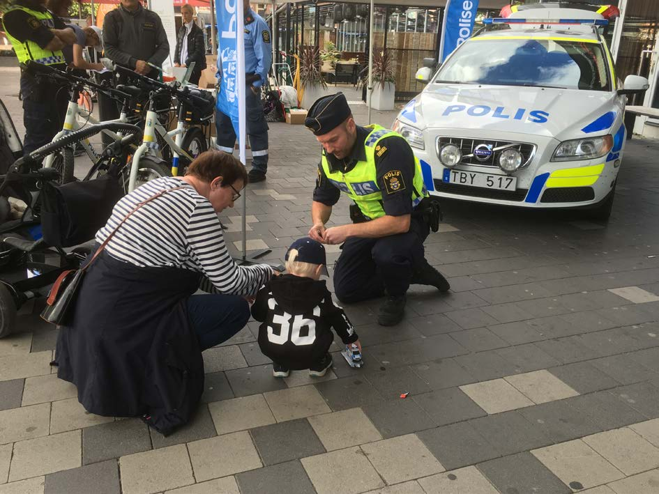 FOKUSOMRÅDE 2 TRYGGA INVÅNARE Målet är att vi ska ha trygga invånare i alla åldrar. Definition av trygghet: Ingen skall behöva känna sig rädd för eller utsättas för brott.