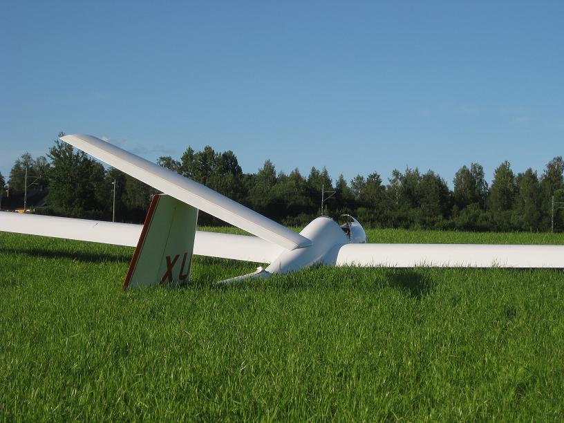 Oväntat sjunk forcerad utelandning På väg hem till fältet 3 km kvar Nedflygningssektor på ca 200m höjd och därefter en kort bas nära fältet Hög