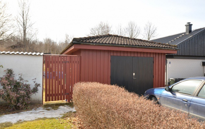 Garage Fristående garage med plats för både bil och förvaring.