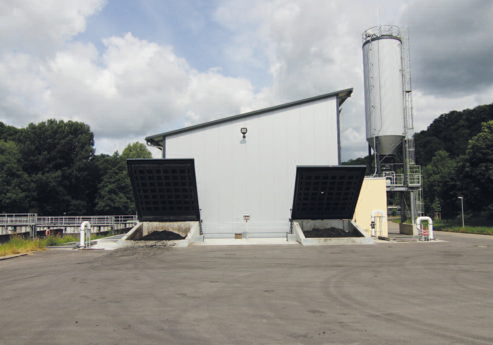 Slamlagring och silo för torrt material Slaminmatning med HBER extruderingsmaskin Kondenseringssteg Huvudenhet e c d d Scrubber i två steg a b a Extrudering b Bandtork c Kondenseringsenhet d