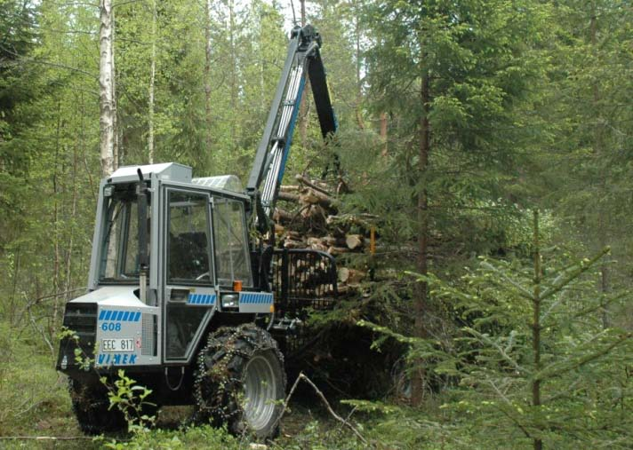 Figur 11. Vimek 608 Biokombi drivare utrustad med Vimek 160 klippgrip. Figure 11. The Vimek 608 Biocombi harwarder equipped with the Vimek 160 head designed for both cuting and loading of trees.