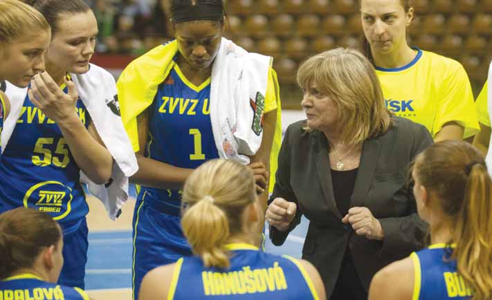 BASKETBAL 19 NATÁLIA HEJKOVÁ a jej zverenky z USK Praha majú od soboty vianočné voľno do 27. decembra U oboch favoritov mohli vyhrať Natália Hejková medzi svojimi pražskými zverenkami.