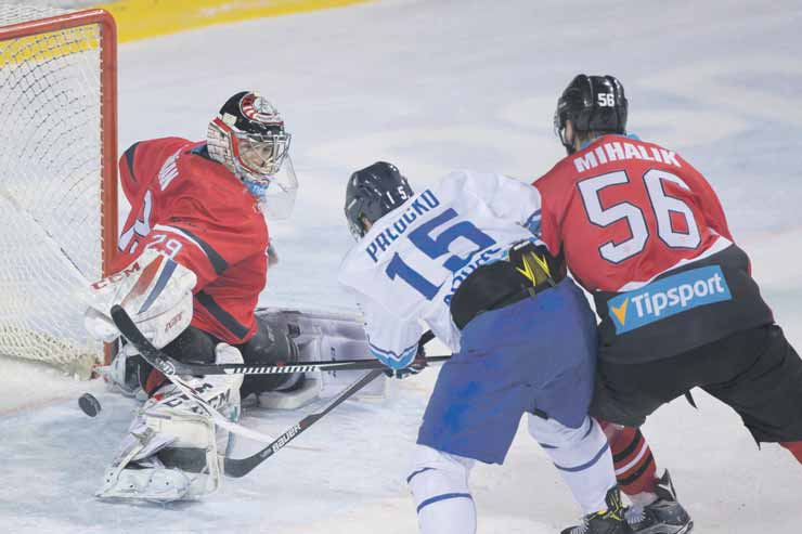 6 HOKEJ streda 21. 12. 2016 30. KOLO NAJVYŠŠEJ HOKEJOVEJ SÚŤAŽE: Križan sa zranil na rozcvičke, Liptáci však bodovali TABUĽKA 1. Ban. Bystrica 31 19 3 4 5 112:63 67 2. Košice 31 17 5 2 7 113:71 63 3.