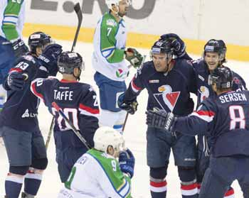 HOKEJ 9 Obranca Edmontonu ANDREJ SEKERA strelil v posledných jedenástich zápasoch dva góly a na osem prihral Zvláda úlohu lídra Oilers Slovenský obranca Andrej Sekera je v poslednom čase