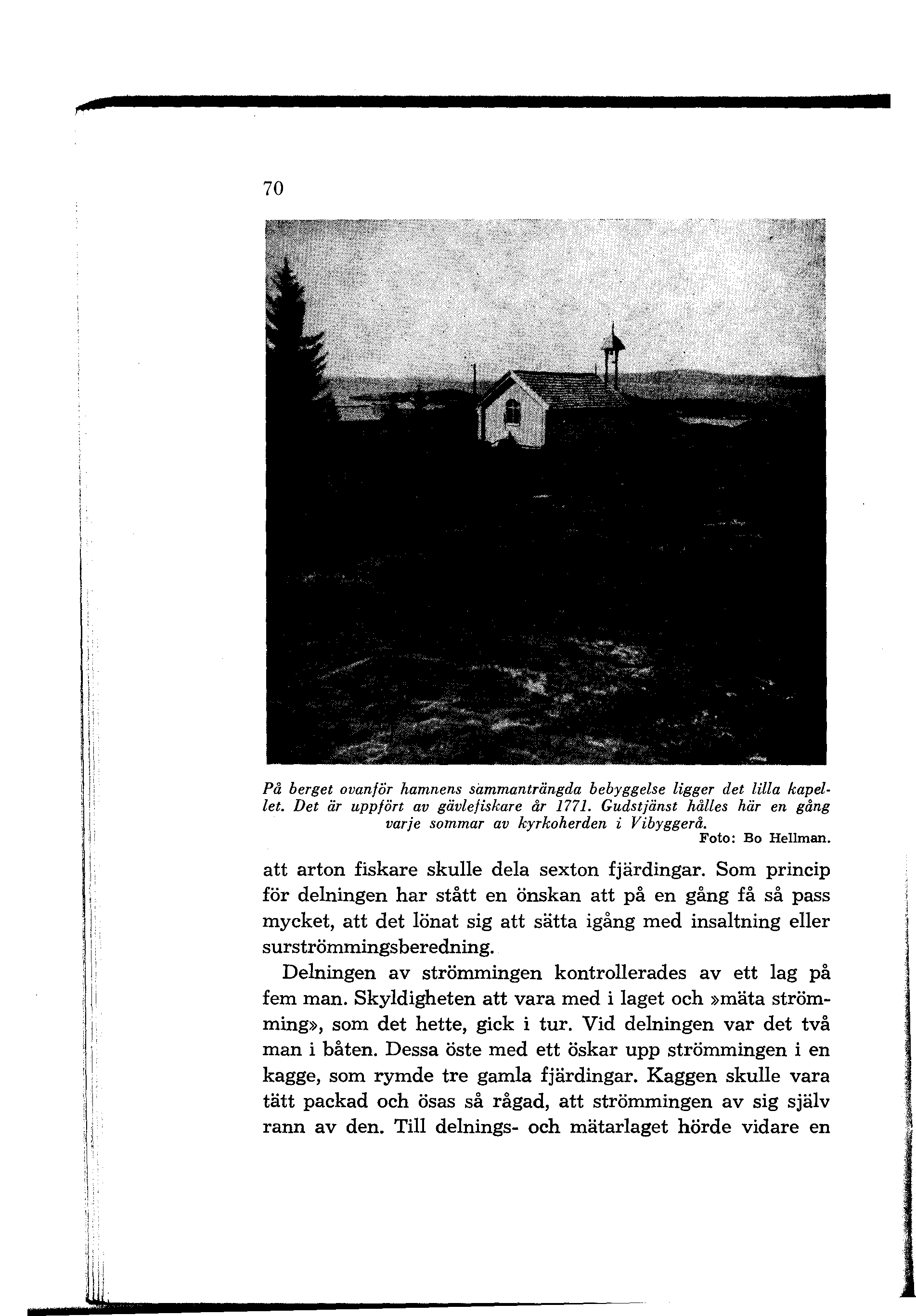 70 På berget ovan/ör hamnens sammanträngda bebyggelse ligger det lilla kapellet. Det är upp/ört av gävle/iskare år 1771.