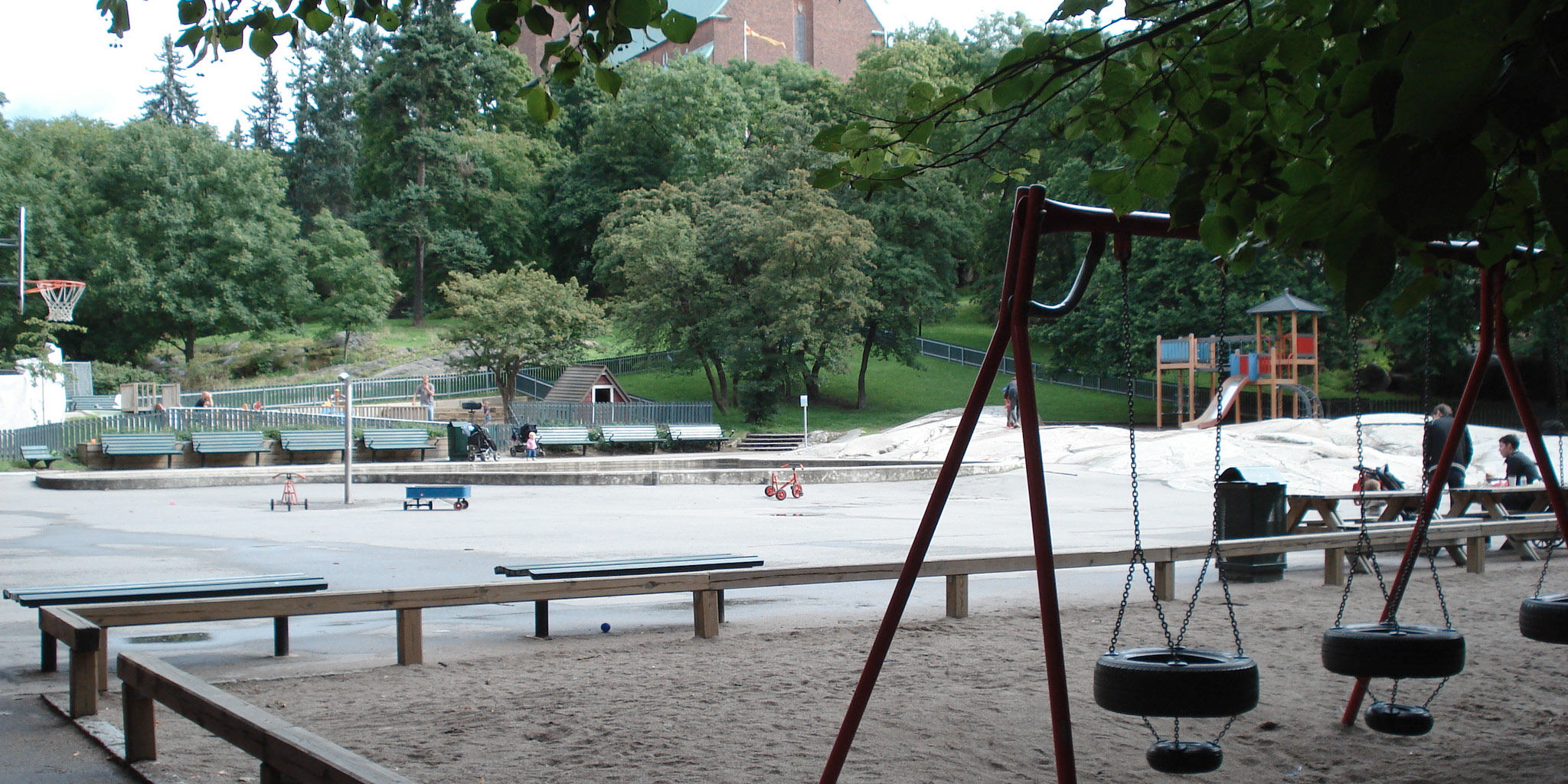 Observationer Högalidsparken Det är framförallt lekparken och den västra delen av parken som används och då av yngre barn i åldrarna 7-12 år.