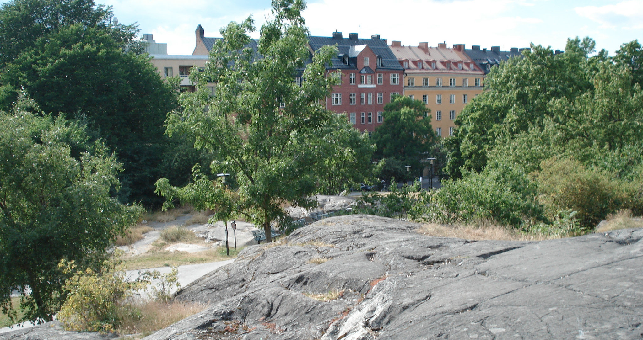 Högalidsparken Högalidsparken har en kuperad topograi vilket försämrar tillgängligheten till framför allt de södra delarna av parken.