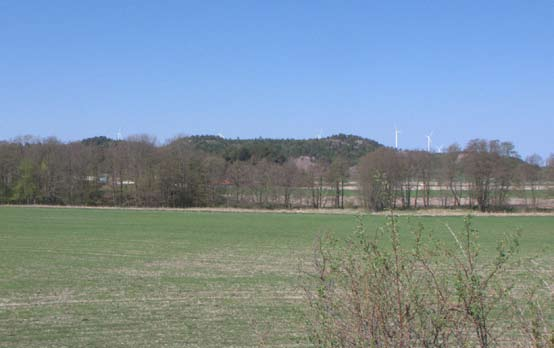 Ill. 7. Fotomontage från Bärfendals kyrka. Montaget visar att avståndet och geografin gör att vindkraftverken underordnar sig landskapets dimensioner.