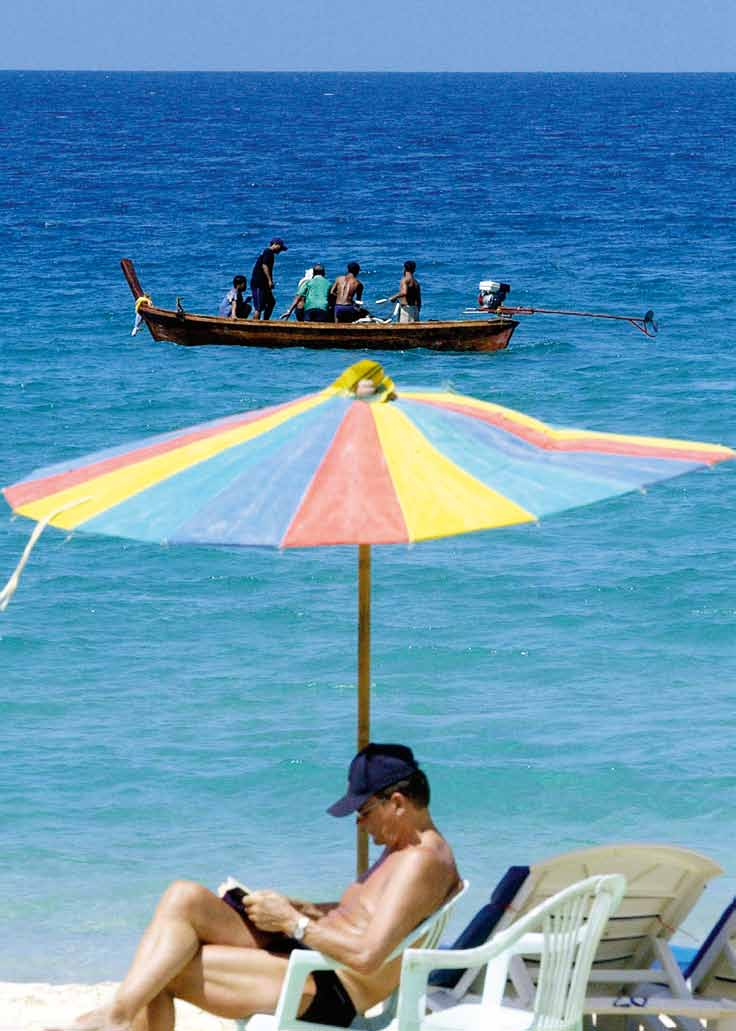 Foto: Apichart Weerawong/TT Thailand må vara ett paradis för turister, men de thailändska arbetarna har det tufft.