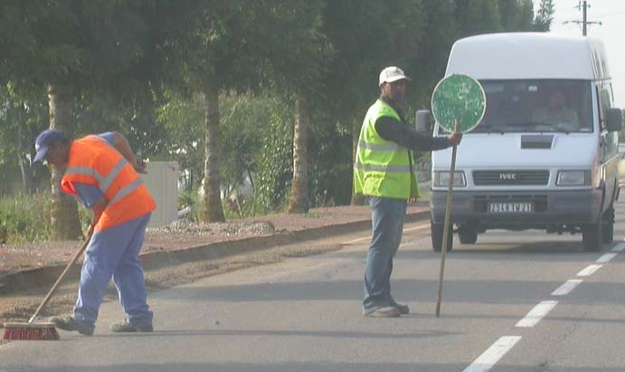 Flaggvakter och handsignalering bör i möjligaste mån undvikas enligt Arrows (2003). Undvik att utsätta arbetare för trafik. Risker för kollisioner är stor när arbeten utförs utanför vägarbetsområdet.