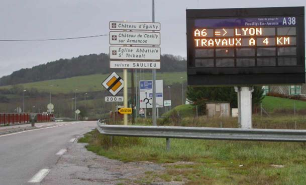 ITS-baserad VMS-skylt med information om kommande vägarbetsplats (travaux à 4 km), Frankrike 2006. Frankrike har, till skillnad mot till exempel Sverige, satsat stort på VMS-skyltar.