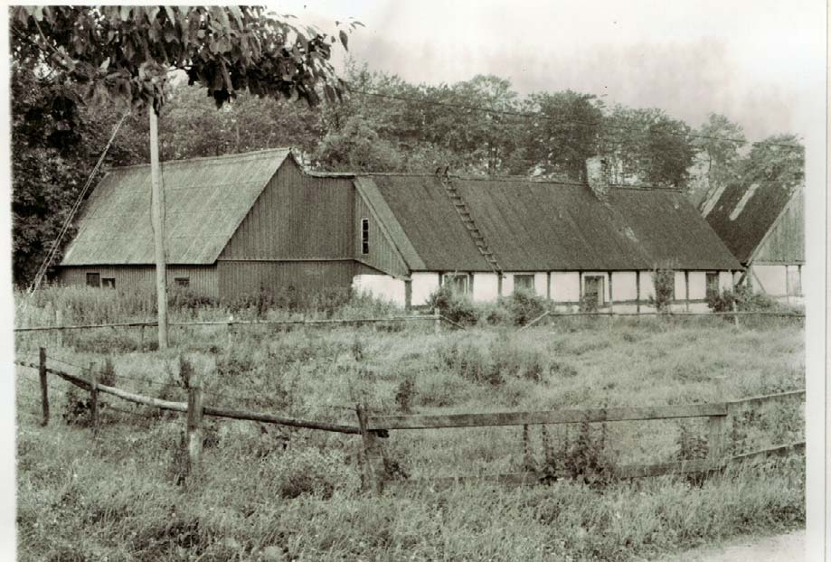 Morfar Alfred Persson och mormor Tilda Persson Tilda och Alfred Persson med yngsta barnbarnet Birgitta år 1948 Foglahus, Rönås 3, Östra Kärrstorp, där Tilda Esbjörnsson, g.