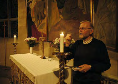 I KYRKAN SPELAR LJUSET EN STOR ROLL Ljus är både ljus och värme, säger Ingvar Karlsson, vaktmästare i Christinae kyrka. LAMPOR, LEVANDE ljus och färgen vitt.