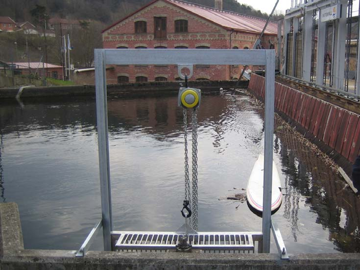 4 2 Material och metoder 2.1 Utrustning En automatisk fiskräknare är monterad på vid inloppet till fiskvägen på inloppskanalens högra sida (figur 1).