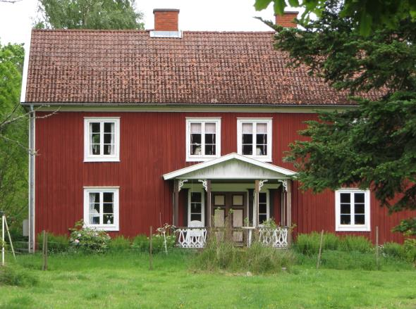 Ett halvgammalt garage(ca 1960) kan vara intressant i ett perspektiv där en gård använts på nya sätt, med nya metoder och maskiner, så att man kan påvisa lång kontinuitet.